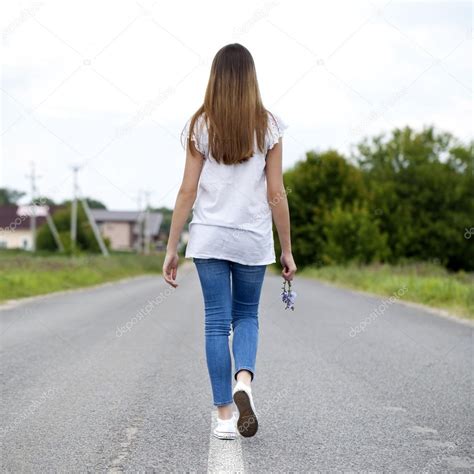 chica caminando|3,100+ Chica Caminando Stock Photos, Pictures.